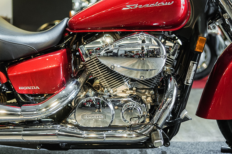 Honda Shadow 750 Aero được trang bị khối động cơ V-Twin, SOHC, dung tích 745cc, được làm mát bằng dung dịch. Cho công suất tối đa 45 mã lực tại 5.500 vòng/phút và mô-men xoắn cực đại đạt 65 Nm tại 3.500 vòng/phút. Động cơ cho âm thanh cực kỳ quyến rũ và uy lực đặc trưng của động cơ hình chữ V.