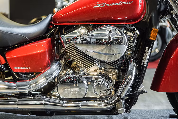 Honda Shadow 750 Aero được trang bị khối động cơ V-Twin, SOHC, dung tích 745cc, được làm mát bằng dung dịch. Cho công suất tối đa 45 mã lực tại 5.500 vòng/phút và mô-men xoắn cực đại đạt 65 Nm tại 3.500 vòng/phút. Động cơ cho âm thanh cực kỳ quyến rũ và uy lực đặc trưng của động cơ hình chữ V.