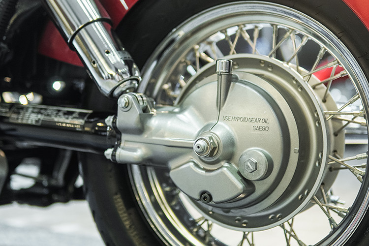 Lốp sau của Shadow Phantom có kích thước lên tới 160/80 nhưng chỉ dùng bản vành 15 inch cùng phanh dạng tang trống. Phuộc sau thủy lực dạng đôi đi kèm hệ thống khung sườn thép hình ống đôi chắc chắn.