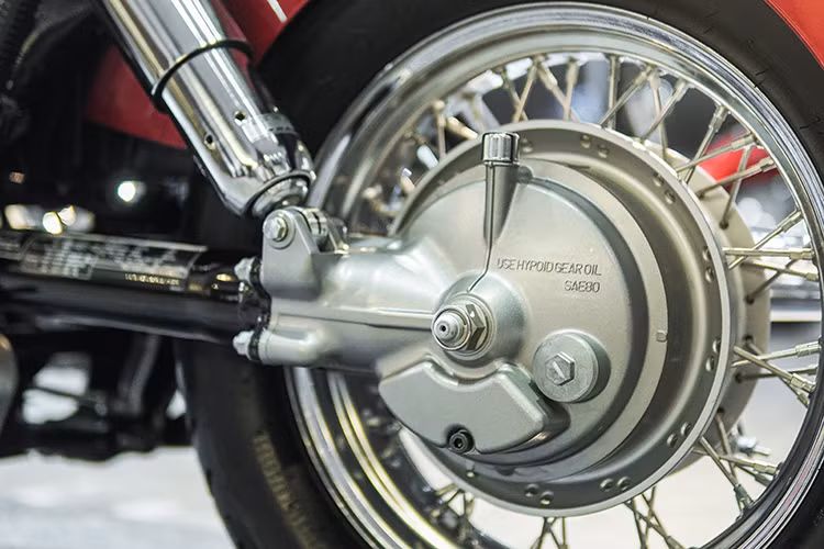 Lốp sau của Shadow Phantom có kích thước lên tới 160/80 nhưng chỉ dùng bản vành 15 inch cùng phanh dạng tang trống. Phuộc sau thủy lực dạng đôi đi kèm hệ thống khung sườn thép hình ống đôi chắc chắn.