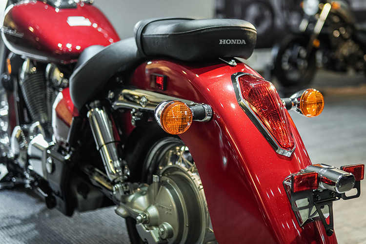 Khác với "người anh em" Phantom, yên xe trên Shodow dạng chia đôi giả da, vừa đủ cho hai người sử dụng. Hai bên thân xe có các tấm ốp che bình ắc quy cùng nhiều chi tiết cũng được gắn logo Honda mạ chrome đơn giản. Khác với các thế hệ cũ, cụm đèn hậu của xe đã được thiết kế nối liền với dè sau, khiến xe trông liền mạch với phần đầu hơn.