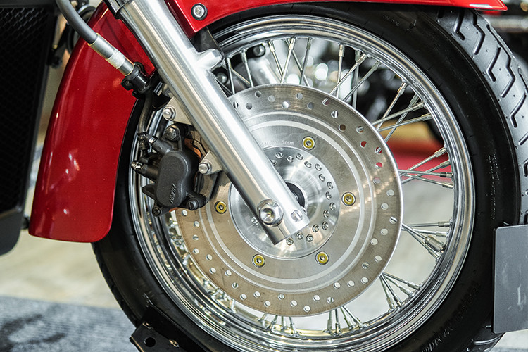 Cũng như những "người anh em" khác trong gia đình Honda Shadow, xe được trang bị bánh căm ở cả trước lẫn sau, với lốp Dunlop bản lớn 120-90-17 cùng với phanh đĩa trước đơn 2 piston có đường kính 296 mm.