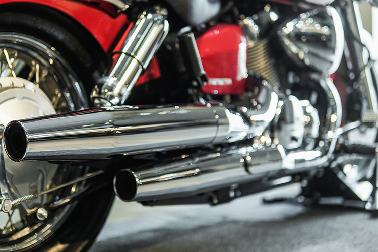 Khối động cơ V-Twin dẫn khí thải ra phía sau thông qua 2 ống xả được mạ chrome bóng loáng và đặt song song với nhau. Đây cũng là một trong điểm nhấn nổi bật nhất trên nền sơn xe đen, đỏ của chiếc cruiser này.