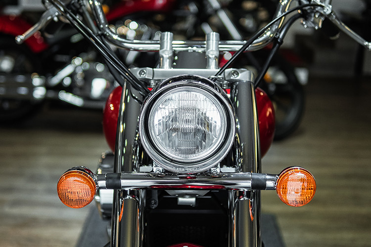 Ở phiên bản 2015 này của Shadow Aero 750 thì cả về kiểu dáng thiết kế, công nghệ và động cơ của xe so với các phiên bản mới hầu như không có bất kỳ sự thay đổi nào ngoại trừ năm lắp ráp xe. Shadow Aero 750 vẫn sở hữu đèn pha thiết kế tròn cổ điển, xi nhan tách rời hạ thấp sát phuộc.