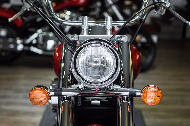 Ở phiên bản 2015 này của Shadow Aero 750 thì cả về kiểu dáng thiết kế, công nghệ và động cơ của xe so với các phiên bản mới hầu như không có bất kỳ sự thay đổi nào ngoại trừ năm lắp ráp xe. Shadow Aero 750 vẫn sở hữu đèn pha thiết kế tròn cổ điển, xi nhan tách rời hạ thấp sát phuộc.