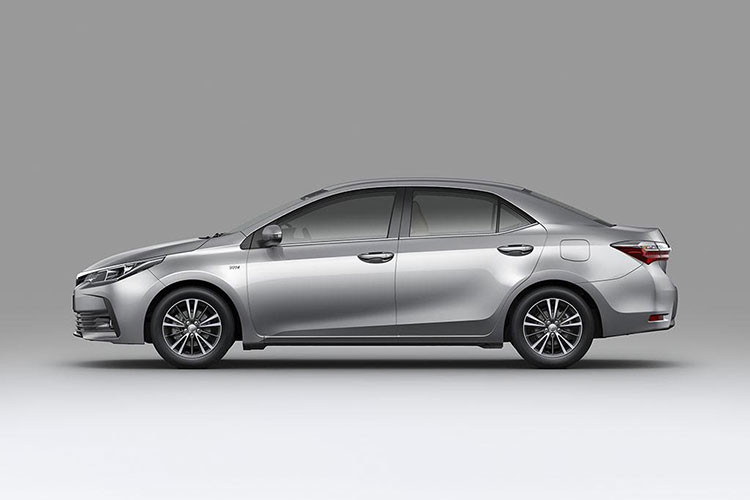 So với phiên bản trước, Toyota Corolla Altis 2018 mới có một số thay đổi về thiết kế ngoại thất cùng trang bị công nghệ hiện đại và an toàn hơn. Kích thước của xe không có nhiều thay đổi so với phiên bản hiện tại.
