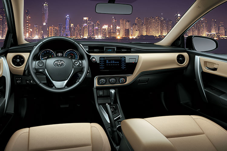 Nội thất của Corolla Altis phiên bản nâng cấp 2018 không có nhiều thay đổi. Khác biệt dễ nhận thấy là cửa gió điều hòa hai bên dạng hình tròn với hình sao 5 cánh ở giữa. Ghế của Altis 2.0V là ghế da màu đen, 1.8G ghế da màu kem và bản 1.8E dùng ghế nỉ.