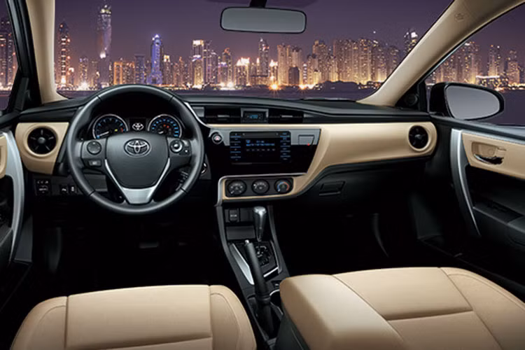 Nội thất của Corolla Altis phiên bản nâng cấp 2018 không có nhiều thay đổi. Khác biệt dễ nhận thấy là cửa gió điều hòa hai bên dạng hình tròn với hình sao 5 cánh ở giữa. Ghế của Altis 2.0V là ghế da màu đen, 1.8G ghế da màu kem và bản 1.8E dùng ghế nỉ.