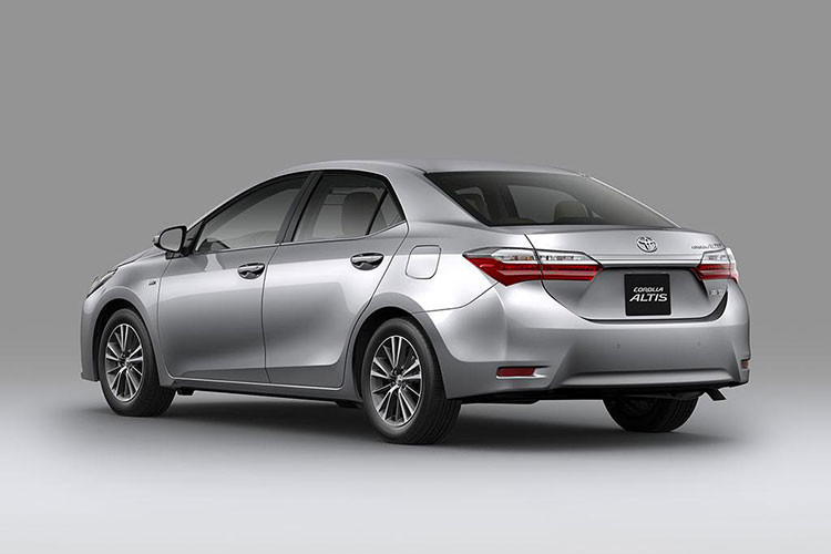 Gương chiếu hậu của bản 2.0V Sport tích hợp thêm chức năng gập tự động và tự động điều chỉnh khi lùi xe. Mâm xe mới dạng đa chấu 17 inch với bản cao cấp nhất 2.0V Sport, trong khi các bản còn lại tương tự như cũ, khi 1.8G và 2.0 V dùng mâm 16 inch, các bản 1.8E dùng mâm 15 inch.