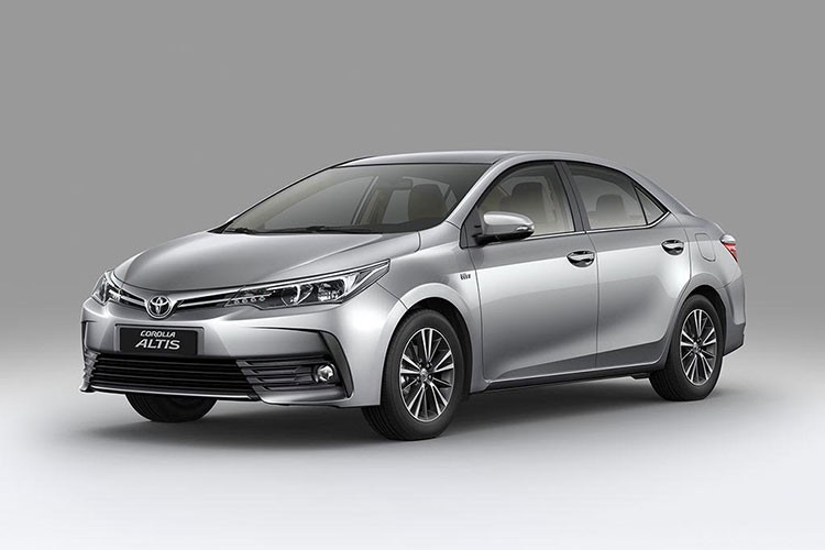 Mẫu xe Toyota Corolla 2018 là phiên bản nâng cấp mới nhất, nhưng là lần thay đổi ngoại hình đáng kể nhất của mẫu xe Altis từng ra mắt lần đầu tại Việt Nam năm 2014. Đáng chú ý, ở lần nâng cấp này, số phiên bản của xe tăng từ 3 lên 5, với việc thêm một bản 1.8E CVT nhưng là bản thiếu và 1 bản 2.0V Sport.