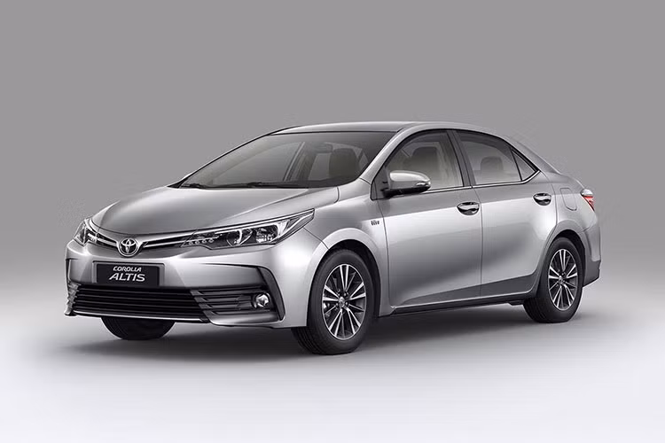 Mẫu xe Toyota Corolla 2018 là phiên bản nâng cấp mới nhất, nhưng là lần thay đổi ngoại hình đáng kể nhất của mẫu xe Altis từng ra mắt lần đầu tại Việt Nam năm 2014. Đáng chú ý, ở lần nâng cấp này, số phiên bản của xe tăng từ 3 lên 5, với việc thêm một bản 1.8E CVT nhưng là bản thiếu và 1 bản 2.0V Sport.
