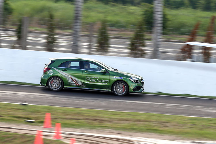 Các khách hàng nữ sẽ được hướng dẫn thực hành tính năng hỗ trợ đậu xe chủ động (Active Parking Assist hoặc Parking Pilot) được tích hợp trên nhiều mẫu xe sang Mercedes-Benz.