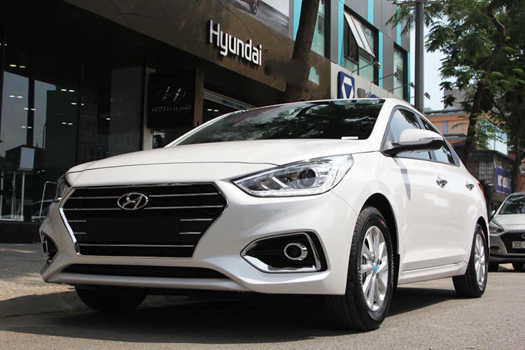 Ngoài ra, mẫu xe sedan hạng B Hyundai Accent mới còn được trang bị thêm ăng ten “vây cá mập” ở phía sau hiệu quả hơn so với ăng ten thông thường ngoài ra nó còn trang trí cho vẻ ngoài của chiếc sedan. 
