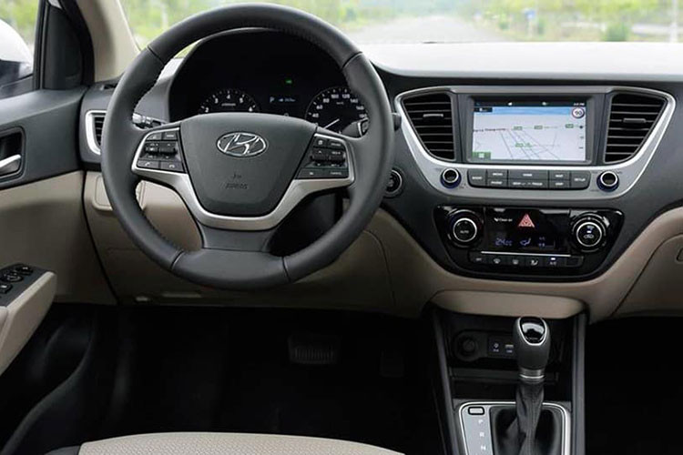 Bên trong Hyundai Accent 2018 có hệ thống thông tin giải trí với màn hình cảm ứng 7 inch, tương thích Android Auto, Apple CarPlay và Mirror Link. Bên cạnh đó là hàng ghế trước thoáng khí và cửa cốp tự động thông minh. Ở những bản cao cấp, Accent 2018 còn có cửa sở trời.