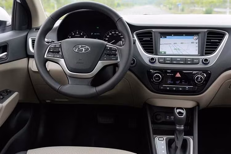 Bên trong Hyundai Accent 2018 có hệ thống thông tin giải trí với màn hình cảm ứng 7 inch, tương thích Android Auto, Apple CarPlay và Mirror Link. Bên cạnh đó là hàng ghế trước thoáng khí và cửa cốp tự động thông minh. Ở những bản cao cấp, Accent 2018 còn có cửa sở trời.