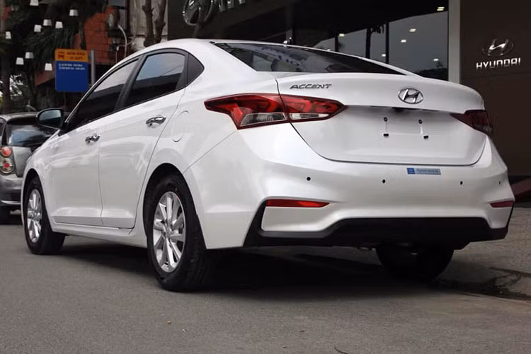 Hyundai Accent 2019 vẫn sử dụng động cơ 1.6l 4 xi-lanh thẳng hàng nạp khí tự nhiên, tuy nhiên Hyundai đã cải tiến máy để cho công suất lớn hơn là 132 mã lực cùng mô-men xoắn cực đại 161 Nm. Ngoài ra xe còn có bản máy dầu 1.6l 4 xi-lanh với công suất 128 PS. Giống như thế hệ trước, xe sẽ có 2 phiên bản hộp số là số sàn 6 cấp và tự động 6 cấp.