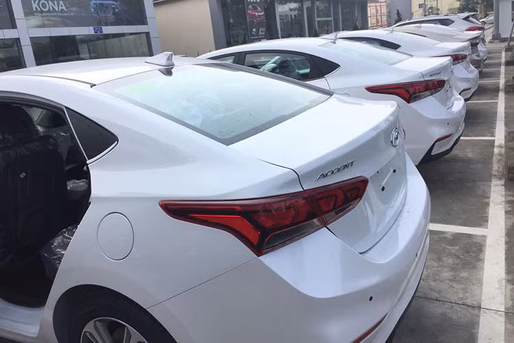 Ở phía sau, một lần nữa Accent mới lại chịu ảnh hưởng bởi "đàn anh" Elantra với cặp đèn hậu tách làm 3 khối LED đẹp mắt. Với những đường gân nổi tách rời, cản sau của xe thậm chí còn có ngoại hình thể thao hơn so với "đàn anh". Tùy phiên bản, xe sẽ có mâm đúc 16 hoặc 17 inch.