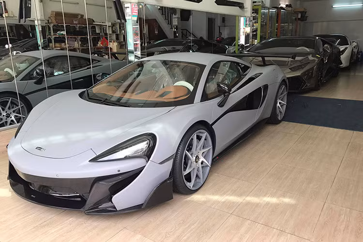Sau gần 2 tháng thực hiện, chiếc siêu xe McLaren 570S được cho là từng thuộc sở hữu của đại gia siêu xe Cường Đô la đã chính thức được hoàn thiện với bộ bodykit 570-VX với chất liệu chính là sợi carbon do hãng độ đình đám Thế giới - Vorsteiner thiết kế.