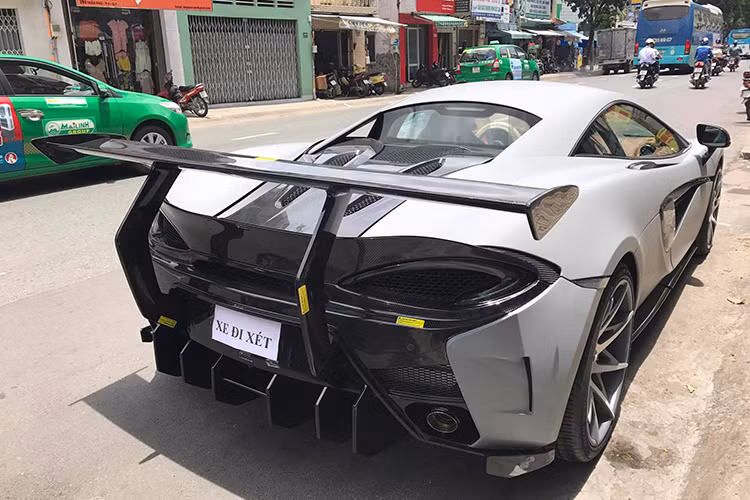 McLaren 570S sử dụng động cơ V8, tăng táp kép, dung tích 3,8 lít, sản sinh công suất tối đa 562 mã lực và mô-men xoắn cực đại 600 Nm, kết hợp với hộp số SSG 7 cấp. So với đàn anh 650S, 570S thua kém đến 71 mã lực, tuy nhiên thời gian tăng tốc từ 0-100 km/h cũng khá ấn tượng vào khoảng 3,2 giây, chậm hơn 0,2 giây và cùng đạt vận tốc tối đa 328 km/h.