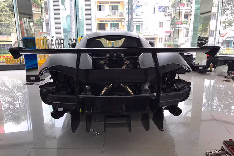 Ngoài bộ bodykit đắt tiền của hãng Vorsteiner, chiếc McLaren 570S còn được chủ nhân trang bị bộ vành hợp kim trứ danh Forgiato 2.0 Turni-Ec, lốp thể thao Pirelli P Zero và hệ thống ống xả thể thao của hãng FI - món đồ ưa thích của hãng độ Liberty Walk vốn đang được lắp trên chiếc Ferrari 458 LB duy nhất Việt Nam.