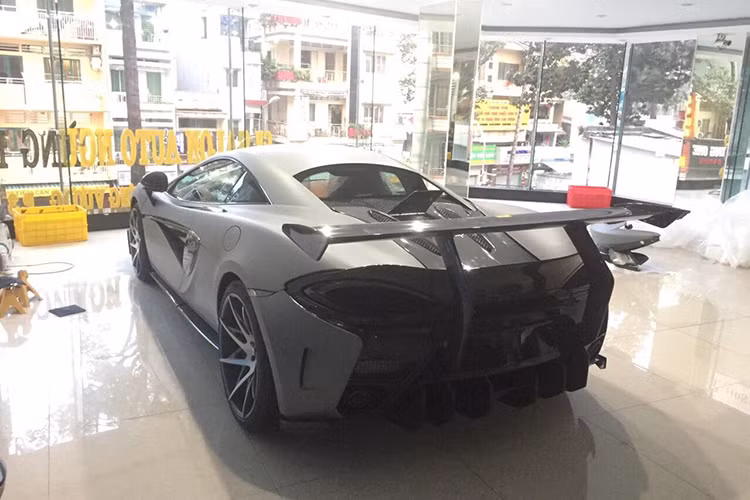Bên cạnh đó chiếc McLaren 570S này cũng được chủ nhân chuyển đổi từ màu xám sang màu ghi xám bằng chất liệu decal wrap. Ngoài ra, chiếc xe thể thao này còn có trang bị thêm ống xả độ của hãng FI nhằm giúp cho chiếc siêu xe Anh quốc mạnh mẽ hơn nữa.