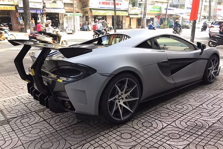 Mẫu siêu xe giá rẻ McLaren 570S được phát triển từ bộ khung MonoCell II hoàn toàn mới với chủ yếu là chất liệu sợi carbon làm thiết kế, bộ khung này có trọng lượng khá nhẹ khoảng 80 kg, từ đó giúp siêu xe 570S có tổng trọng lượng chỉ 1,3 tấn, nhẹ hơn từ 200 đến 300 kg so với hai đối thủ là Audi R8 và Porsche 911 Turbo S.
