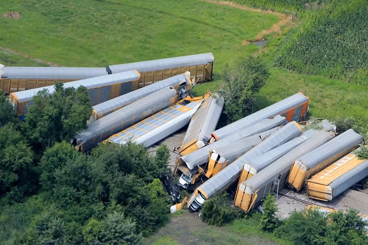 Doan tau cho Ford F-150 va Transit gap tai nan chech duong ray-Hinh-2