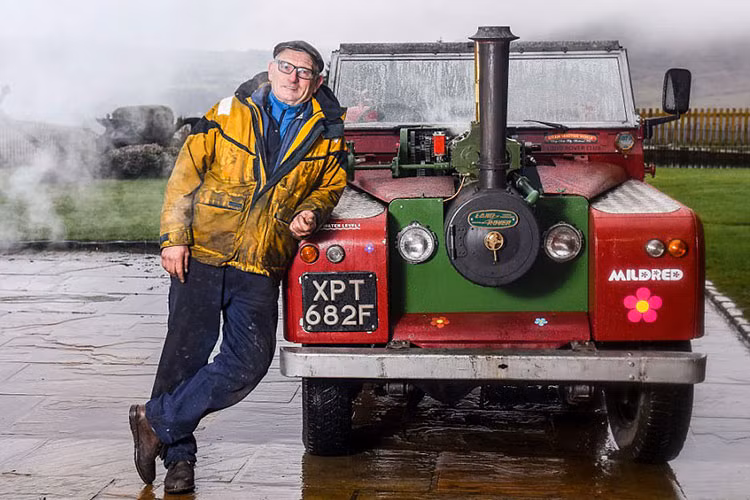 Cu ong 70 tuoi tu che xe Land Rover chay bang hoi nuoc-Hinh-2