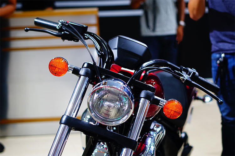 Thuộc dòng Modern Classic thế như Fury 1300 phiên bản 2018 này vẫn giữ được những nét đẹp cổ điển sẵn có trước đây như: hệ thống đèn pha halogen dạng tròn với thiết kế khá nhỏ nhưng lại cho ra ánh sáng rất tốt, cùng với đó là cặp xi-nhan trước sau với tạo hình "sọ đạn" rất hoài cổ.