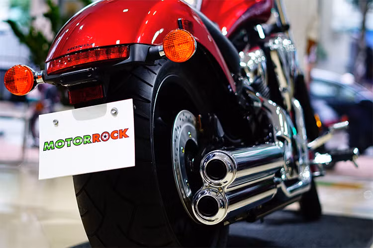 Fury 2018 đầu tiên về Việt Nam sử dụng khối động cơ V-Twin góc nghiêng 52 độ, 4 thì, dung tích 1.312 phân khối với tỷ số khí nén 9,2:1, làm mát bằng dung dịch, hệ thống phun xăng điện tử PGM-FI. Động cơ sản sinh công suất tối đa 57 mã lực tại vòng tua máy 4.250 vòng/phút và mô-men xoắn cực đại 107 Nm tại vòng tua máy 2.250 vòng/phút.