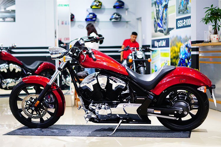 Chiếc xe Honda Fury 1300 2018 trong bài viết này là phiên bản mới, được một nhà nhập khẩu xe máy tư nhân tại TP HCM nhập về từ Mỹ. Với những biker ưa thích dáng dấp của một chiếc môtô với thiết kế chopper cổ điển cùng khối động cơ đầy mạnh mẽ, đây chính là lựa chọn số 1.