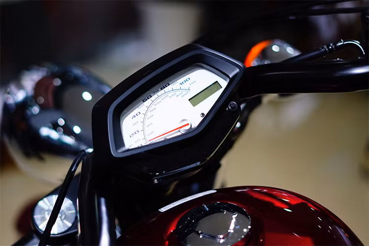 Đồng hồ của Honda Fury 2018 được thiết kế đơn giản với hiển thị tốc độ cả 2 đơn vị: dặm/giờ và km/giờ với các số rõ ràng trên nền trắng, cùng với đó là một đồng hồ LCD nhỏ bên phải hiển thị các thông tin cần thiết. Bộ đồng hồ này sử dụng cảm biến tốc độ để truyền tín hiệu điện tử, loại bỏ dây cáp kết nối với bánh trước điều này giúp cho Fury giữ được sự tinh giản và thân thiện với người lái.