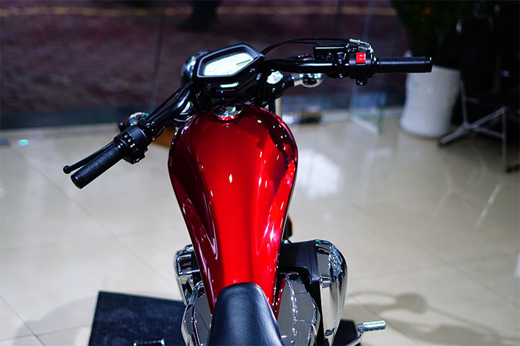 Chiếc Honda Fury 1300 2018 này được trang bị bình xăng có dung tích 13 lít với kiểu dáng hình giọt nước khá dài nhưng nhỏ gọn. Đặc biệt với tông màu đỏ Dunhill đặc trưng của Honda kết hợp cùng một số chi tiết được mạ chrome sáng bóng đã làm cho thân hình hầm hố của Fury 1300 2018 vốn đã hấp dẫn này càng cuốn hút hơn rất nhiều.