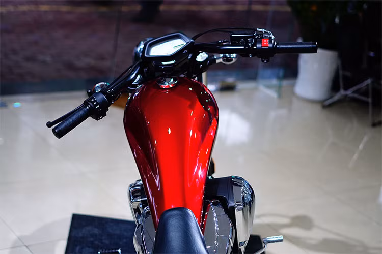 Chiếc Honda Fury 1300 2018 này được trang bị bình xăng có dung tích 13 lít với kiểu dáng hình giọt nước khá dài nhưng nhỏ gọn. Đặc biệt với tông màu đỏ Dunhill đặc trưng của Honda kết hợp cùng một số chi tiết được mạ chrome sáng bóng đã làm cho thân hình hầm hố của Fury 1300 2018 vốn đã hấp dẫn này càng cuốn hút hơn rất nhiều.