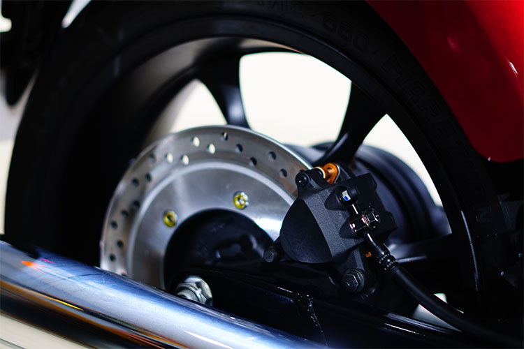 Chiều dài cơ sở của Honda Fury 2018 đạt mức 1.809 mm, chiều cao yên tính từ mặt đất rơi vào khoảng 678 đến 683 mm. Trọng lượng của mẫu xế "khủng" này đạt 301 kg. Tuy sở hữu chiều cao yên khá thấp, nhưng với trục cơ sở dài nên xe lại khá phụ hợp với những ai có vóc dáng cao to.