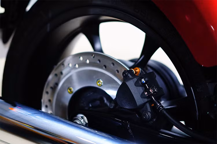 Chiều dài cơ sở của Honda Fury 2018 đạt mức 1.809 mm, chiều cao yên tính từ mặt đất rơi vào khoảng 678 đến 683 mm. Trọng lượng của mẫu xế "khủng" này đạt 301 kg. Tuy sở hữu chiều cao yên khá thấp, nhưng với trục cơ sở dài nên xe lại khá phụ hợp với những ai có vóc dáng cao to.