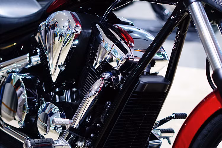 Mẫu xe chopper này được trang bị hộp số 5 cấp kết hợp cùng hệ thống truyền động qua trục các-đăng. Theo công bố của hãng Honda, xế "khủng" Fury đời 2018 có mức tiêu thụ nhiên liệu vào khoảng 5,9 lít/100 km.