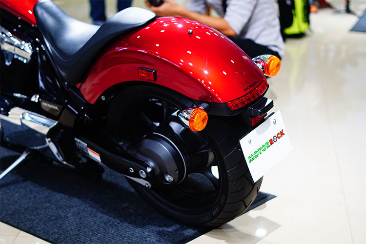 Xe sở hữu yên solo với kích thước lớn, dè sau thiết kế rất to tạo nên sự hầm hố và bệ vệ cho chiếc xe Chopper đến từ thương hiệu Nhật Bản khi nhìn từ phía sau. Ấn tượng nhất chính là cụm đèn hậu Led được lựa chọn đặc biệt để không làm ảnh hưởng đến phần chắn bùn phía sau mà còn tạo được tổng thể gọn gàng nhưng vẫn tinh tế.