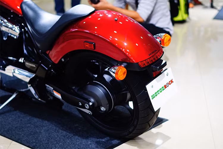 Xe sở hữu yên solo với kích thước lớn, dè sau thiết kế rất to tạo nên sự hầm hố và bệ vệ cho chiếc xe Chopper đến từ thương hiệu Nhật Bản khi nhìn từ phía sau. Ấn tượng nhất chính là cụm đèn hậu Led được lựa chọn đặc biệt để không làm ảnh hưởng đến phần chắn bùn phía sau mà còn tạo được tổng thể gọn gàng nhưng vẫn tinh tế.