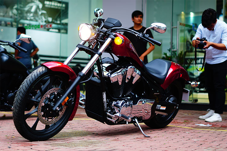 Lần đầu tiên xuất hiện trên thị trường vào năm 2009, chiếc xe môtô Honda Fury 1300 được thiết kế dựa trên khung gầm của người anh em cùng "một mẹ" là Honda VTX1300. Với kiểu dáng là một chiếc Chopper, mẫu xe này được xem là khá lý tưởng để người sử dụng cá nhân hóa.