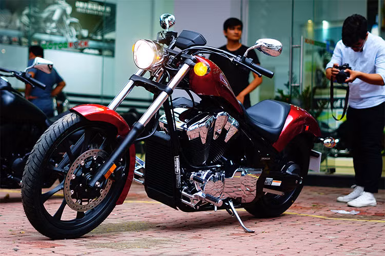 Lần đầu tiên xuất hiện trên thị trường vào năm 2009, chiếc xe môtô Honda Fury 1300 được thiết kế dựa trên khung gầm của người anh em cùng "một mẹ" là Honda VTX1300. Với kiểu dáng là một chiếc Chopper, mẫu xe này được xem là khá lý tưởng để người sử dụng cá nhân hóa.