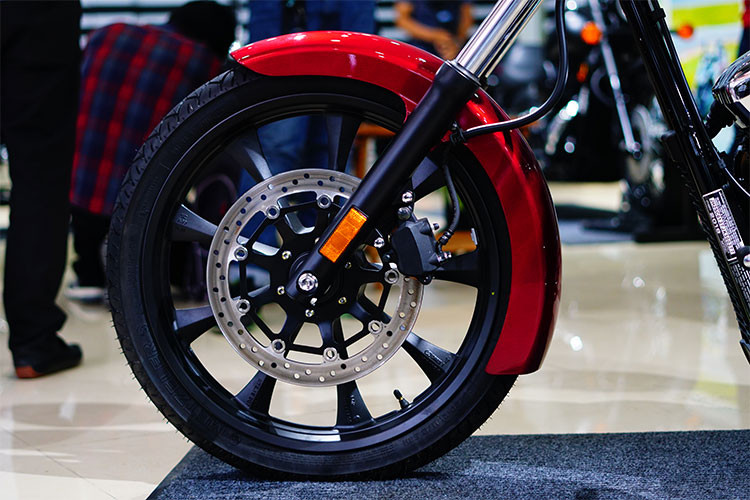 Honda Fury 1300 2018 được trang bị bộ vành hợp kim với kích thước bánh trước là 90/90-21 và bánh sau là 200/50-18, xe trang bị phanh đĩa đơn cho cả hai bánh với đường kính 336mm ở bánh trước và 296mm ở bánh sau nhưng đáng tiếc nó khôg được trang bị hệ thống phanh chống bó cứng ABS.