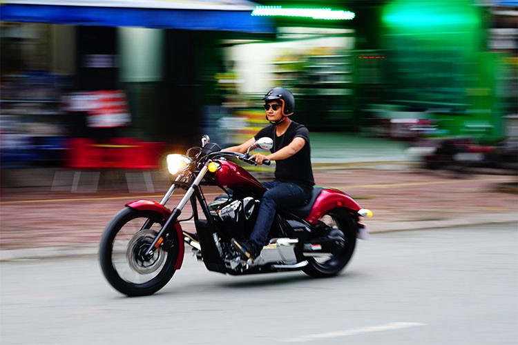 Hiện công ty nhập khẩu tư nhân quận 7 vẫn đang chờ hoàn tất các thủ tục đăng kiểm cũng như đăng ký cho chiếc Honda Fury 2018 đầu tiên về Việt Nam mới ấn định được mức giá bán. Tuy nhiên, theo tìm hiểu của PV, giá bán cho Honda Fury đời 2018 sẽ rơi vào khoảng 550 triệu đồng.