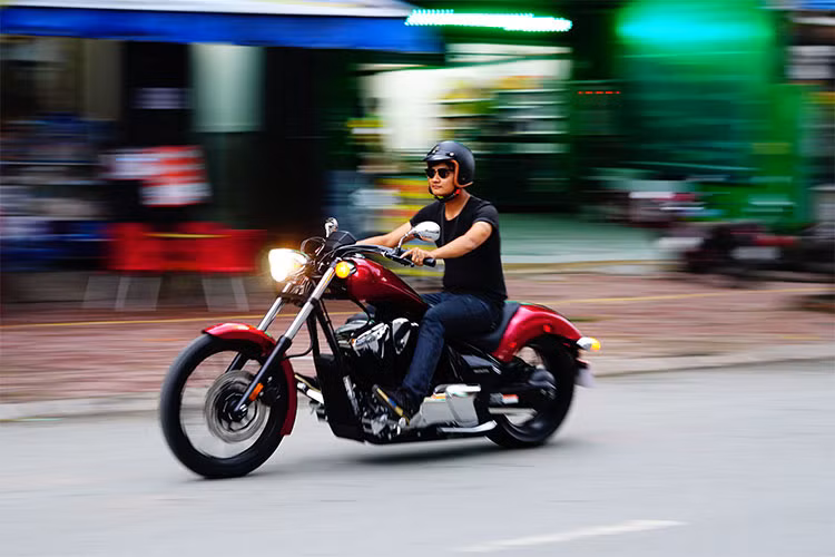 Hiện công ty nhập khẩu tư nhân quận 7 vẫn đang chờ hoàn tất các thủ tục đăng kiểm cũng như đăng ký cho chiếc Honda Fury 2018 đầu tiên về Việt Nam mới ấn định được mức giá bán. Tuy nhiên, theo tìm hiểu của PV, giá bán cho Honda Fury đời 2018 sẽ rơi vào khoảng 550 triệu đồng.