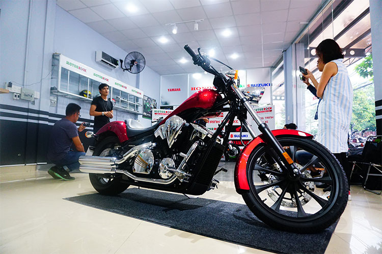 Kiểu dáng chopper của Honda Fury 1300 phiên bản 2018 được tạo ra từ bộ khung dạng ống với kết cấu đôi đơn giản nhưng đầy cứng cáp, kết hợp cùng cặp phuộc trước khá dài nên Fury 1300 luôn được đánh giá là một trong những mẫu xe mô tô có ngoại hình đồ sộ nhất hiện nay.