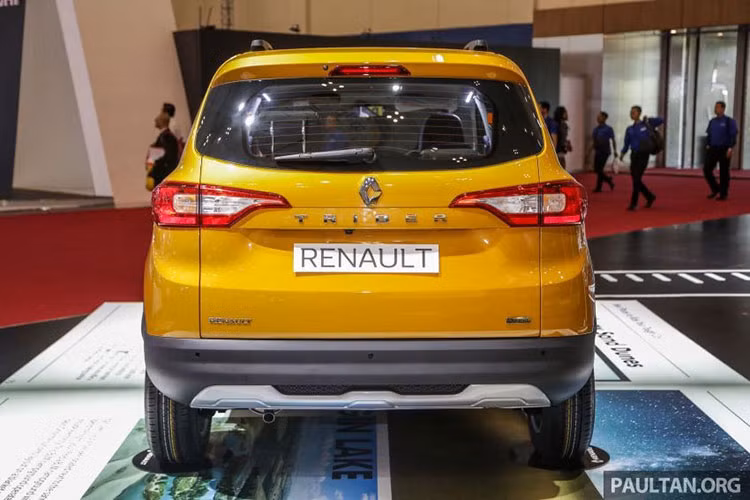 Phần đuôi xe không mới, với dàn đèn báo led. So với các đối thủ, Renault Triber sở hữu ngôn ngữ thiết kế khác biệt để có thể mang đến không gian nội thất đủ rộng cho 3 hàng ghế. Ở bản cao cấp, Renault Triber sẽ dùng vành hợp kim 15 inch trong khi bản tiêu chuẩn chỉ có vành 14 inch.