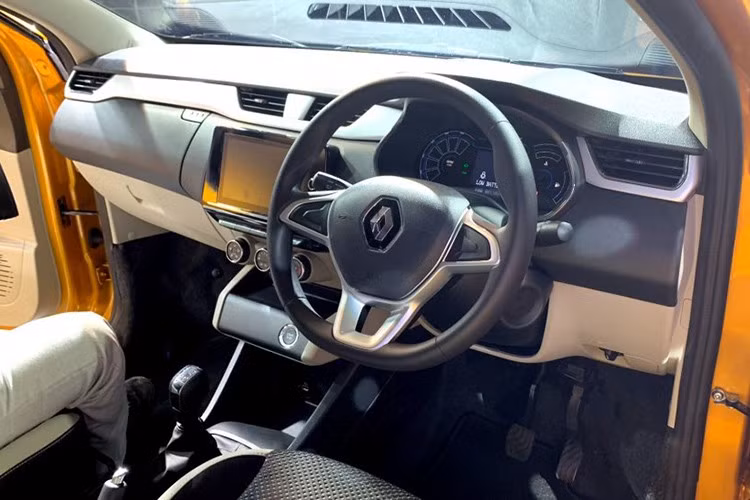 Bên trong Renault Triber 2019 dành cho thị trường Indonesia có những trang bị đáng chú ý như nút bấm khởi động máy, mở cửa không cần chìa khóa, màn hình đa thông tin MID 3,5 inch trong bảng đồng hồ, công-tơ-mét kỹ thuật số, màn hình thông tin giải trí cảm ứng 8 inch, hỗ trợ Apple CarPlay và điều hòa với cửa gió hàng ghế sau nằm trên cột.