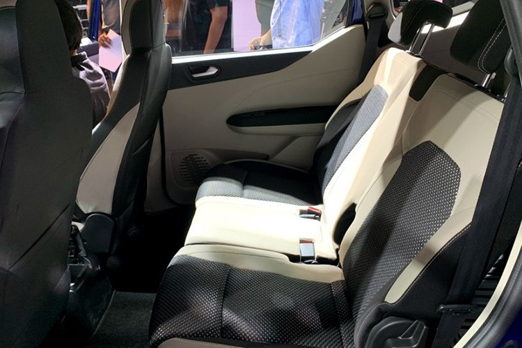 Renault Triber 2019 mới sở hữu hàng ghế thứ hai có thể trượt để hành khách ra/vào dễ dàng hơn. Trong khi đó, hàng ghế thứ ba có thể tháo ra khỏi xe để tăng thể tích khoang hành lý. Nếu muốn, khách hàng có thể mua Renault Triber với cấu hình nội thất 6 chỗ.