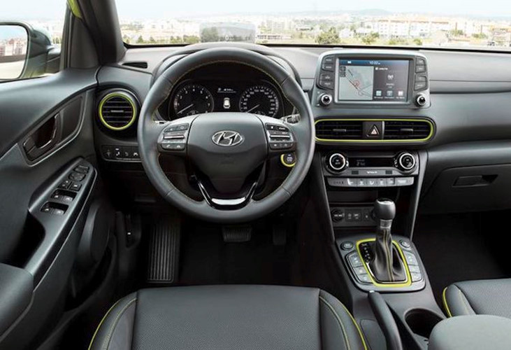 Nội thất Hyundai Kona bản 2.0 Tiêu chuẩn có ghế nỉ, chỉnh cơ, điều hoà cơ. Bản cao cấp là ghế da, ghế lái chỉnh điện 10 hướng, điều hoà tự động. Hệ thống giải trí AVN kèm định vị như những mẫu xe Hyundai khác đang được phân phối trong nước. Hệ thống âm thanh 6 loa tiêu chuẩn.