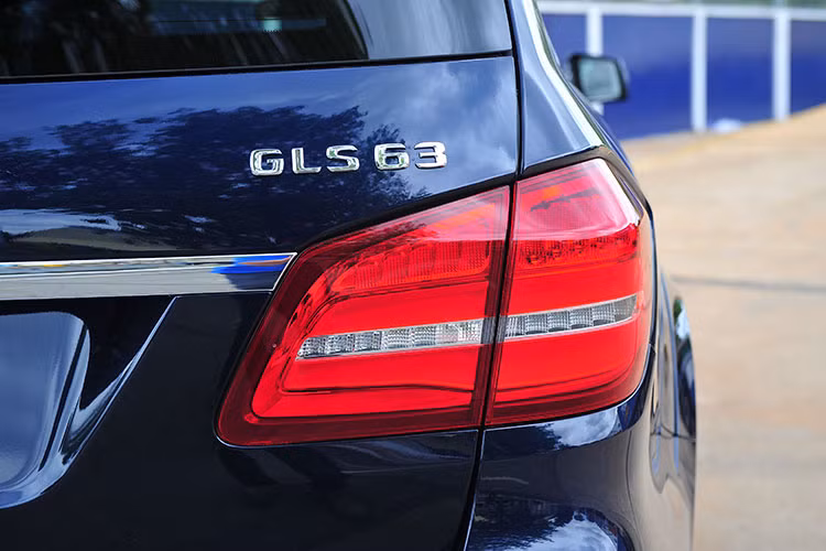 C 300 Coupé sở hữu nhiều công nghệ đáng giá như Cụm đèn trước full-LED thông minh, Hệ thống âm thanh vòm Burmester® 13 loa, Camera 360O, Màn hình trung tâm 8,4 inch dạng tablet, Cụm điều khiển DYNAMIC SELECT với 5 chế độ vận hành,…